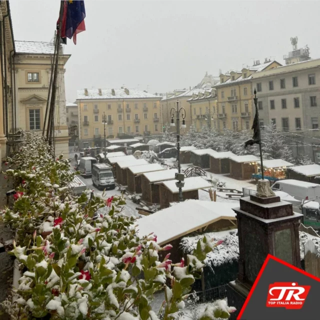 ❄️ Mancano poche ore all'inaugurazione del Marché Vert Noël!

🎙️ Ne parliamo in diretta con @alinasapinet, assessora comunale alla Promozione turistica.